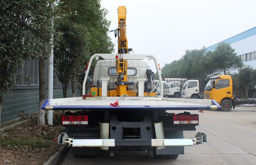 東風多利卡帶吊清障車