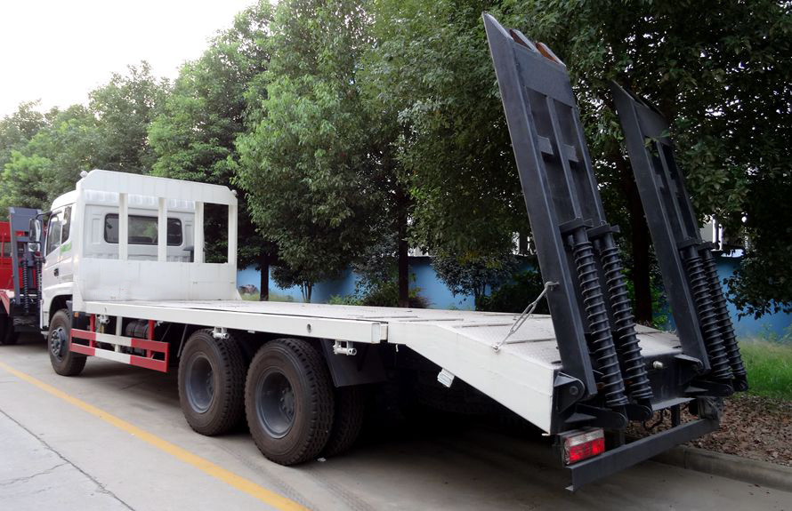 東風特商后八輪平板運輸車