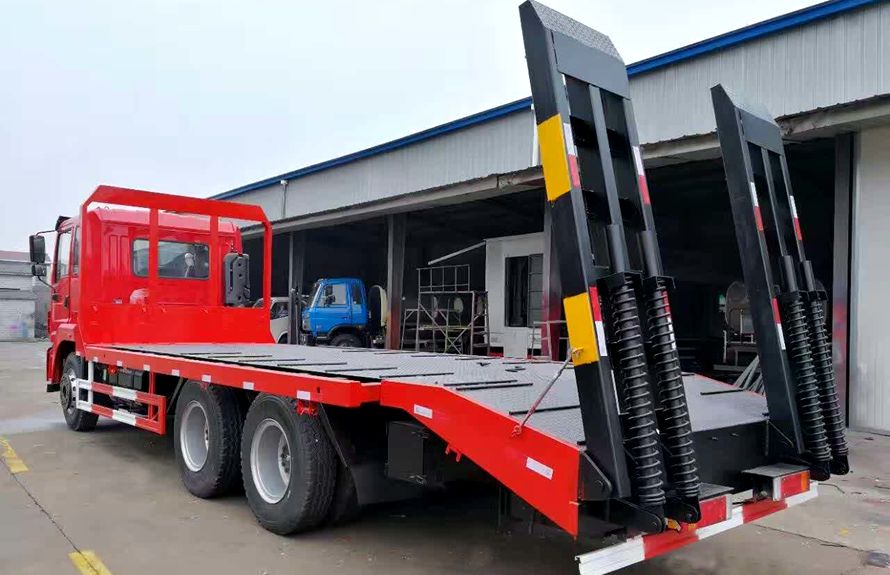 東風(fēng)后八輪挖機(jī)運(yùn)輸車