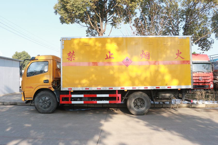 東風(fēng)多利卡易燃液體廂式運(yùn)輸車