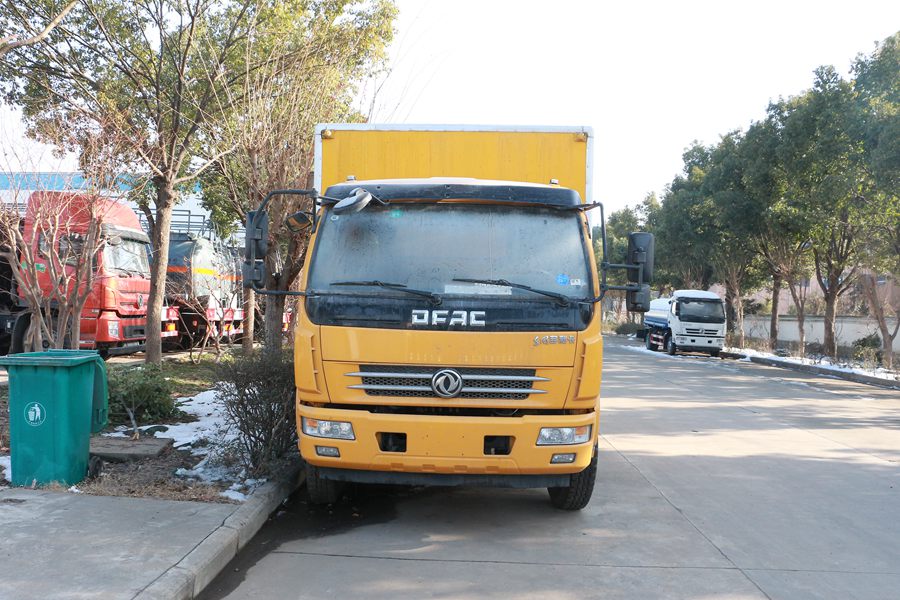 東風(fēng)多利卡易燃液體廂式運(yùn)輸車