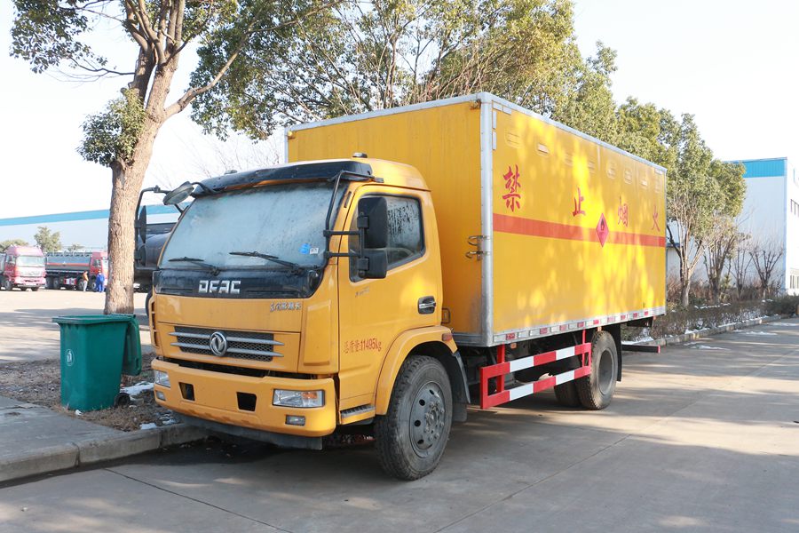 東風(fēng)多利卡易燃液體廂式運(yùn)輸車