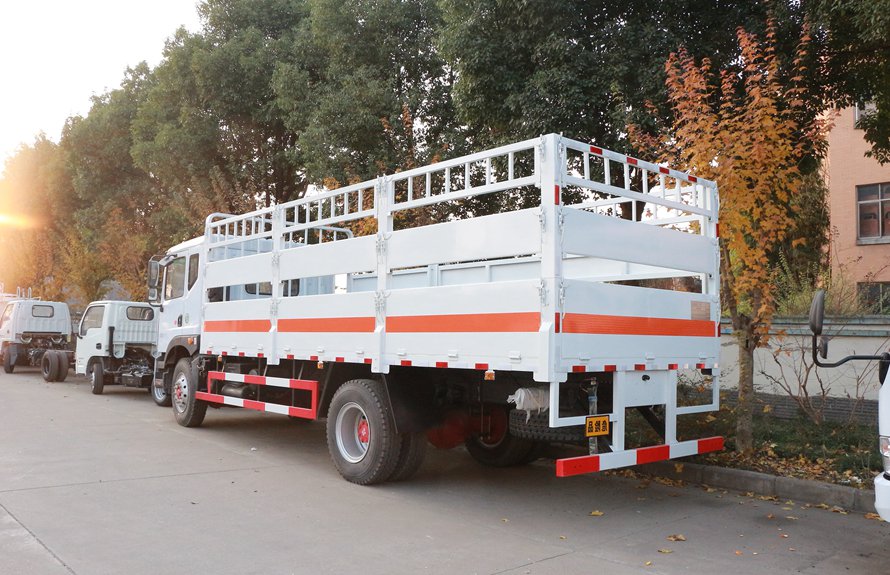 東風D9多利卡6.2米氣瓶運輸車