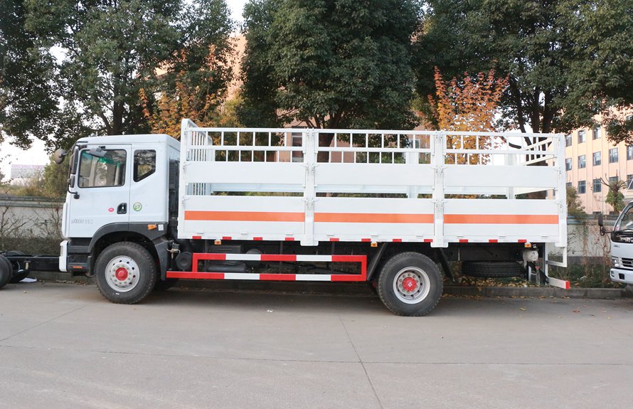 東風D9多利卡6.2米氣瓶運輸車