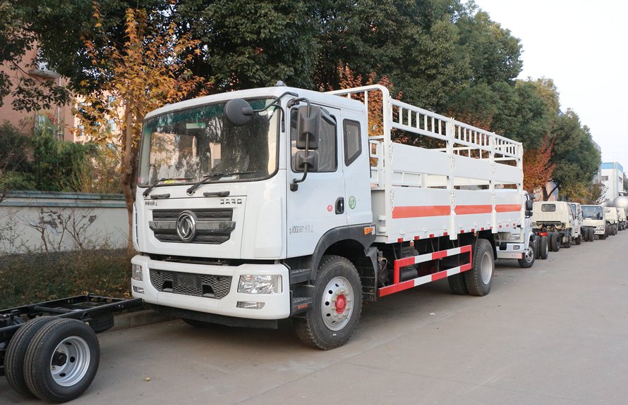 東風(fēng)D9多利卡6.2米氣瓶運(yùn)輸車