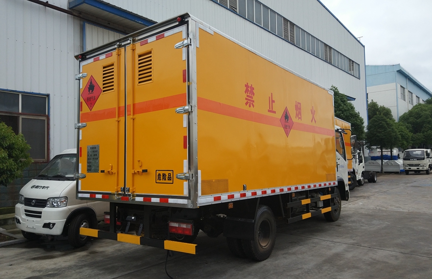 東風嘉運易燃液體廂式運輸車