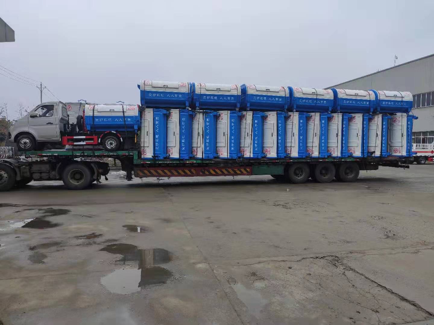 2臺勾臂式垃圾車+36個移動垃圾箱交付陜西禮泉縣