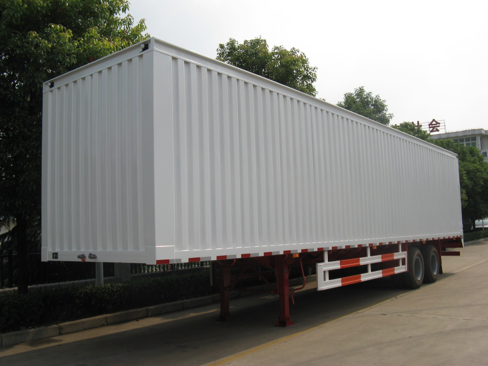 廂式運(yùn)輸半掛車